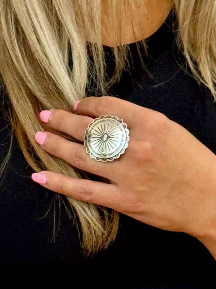 Justerbar rund skinande silver Concho Ring för wholesale av West & Co.