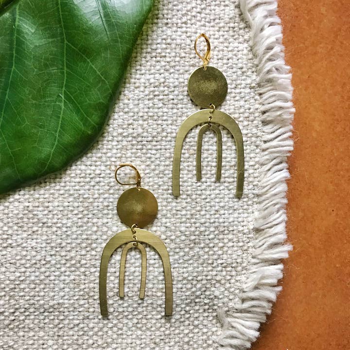 Orecchini a doppio arco in ottone per la vendita all'ingrosso da parte di Melissa Jenkins Designs