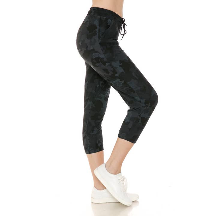 Buttery Soft Print Capri Joggers - Mörk Monokrom Camo för wholesale av Leggings Depot