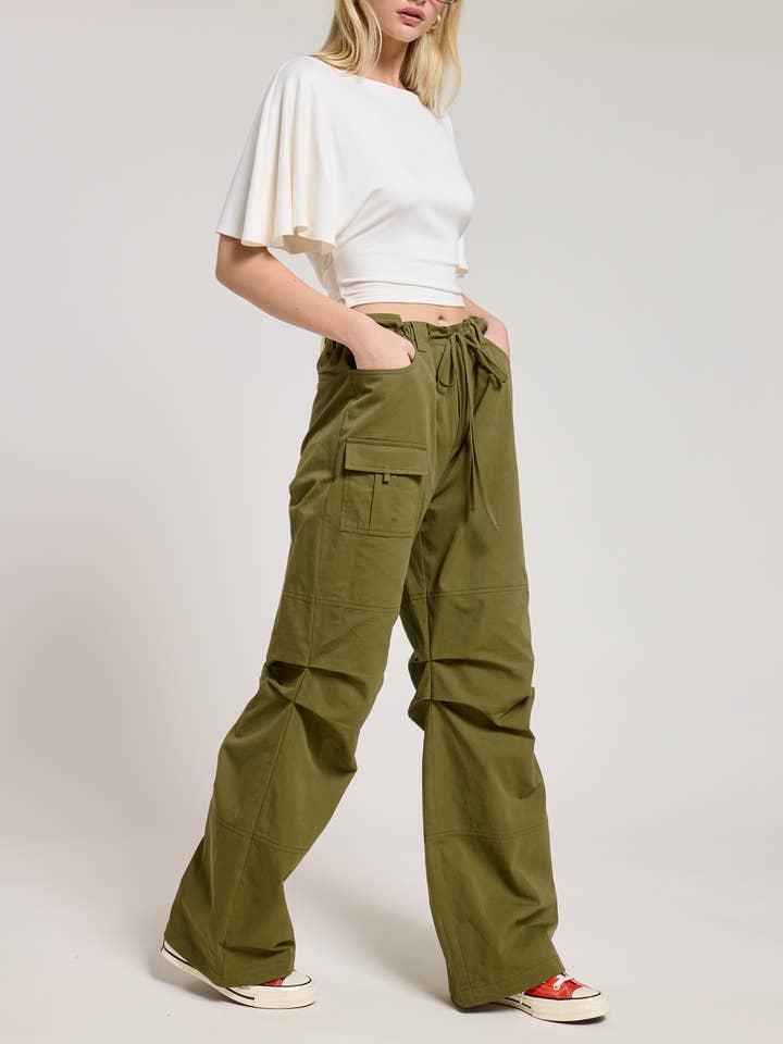 Pantalon cargo ample Ă jambes larges pour la vente par Mimosa