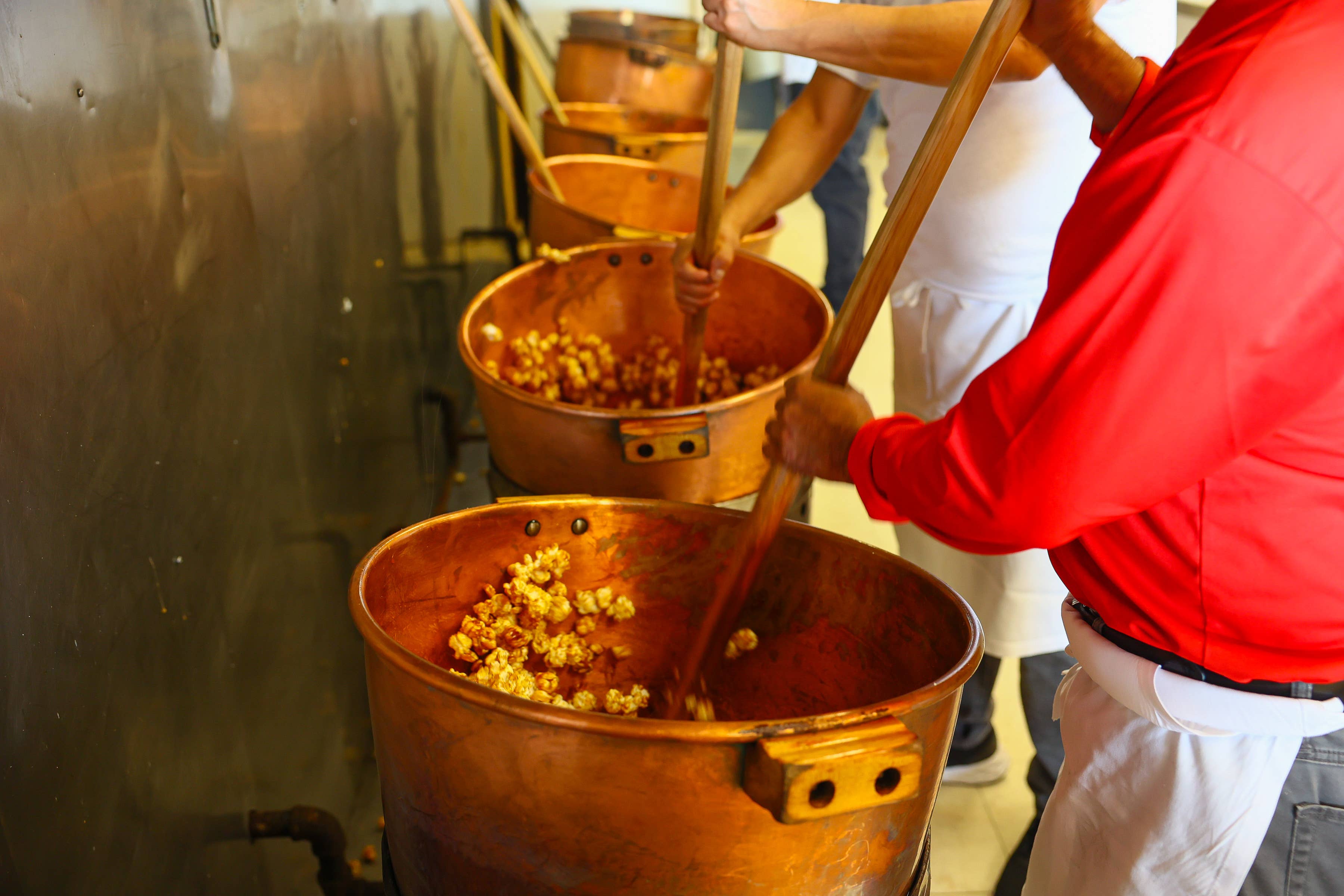 Johnson's Popcorn - Wholesale Popcorn - Caramel Popcorn - Large Tub (28 oz)3