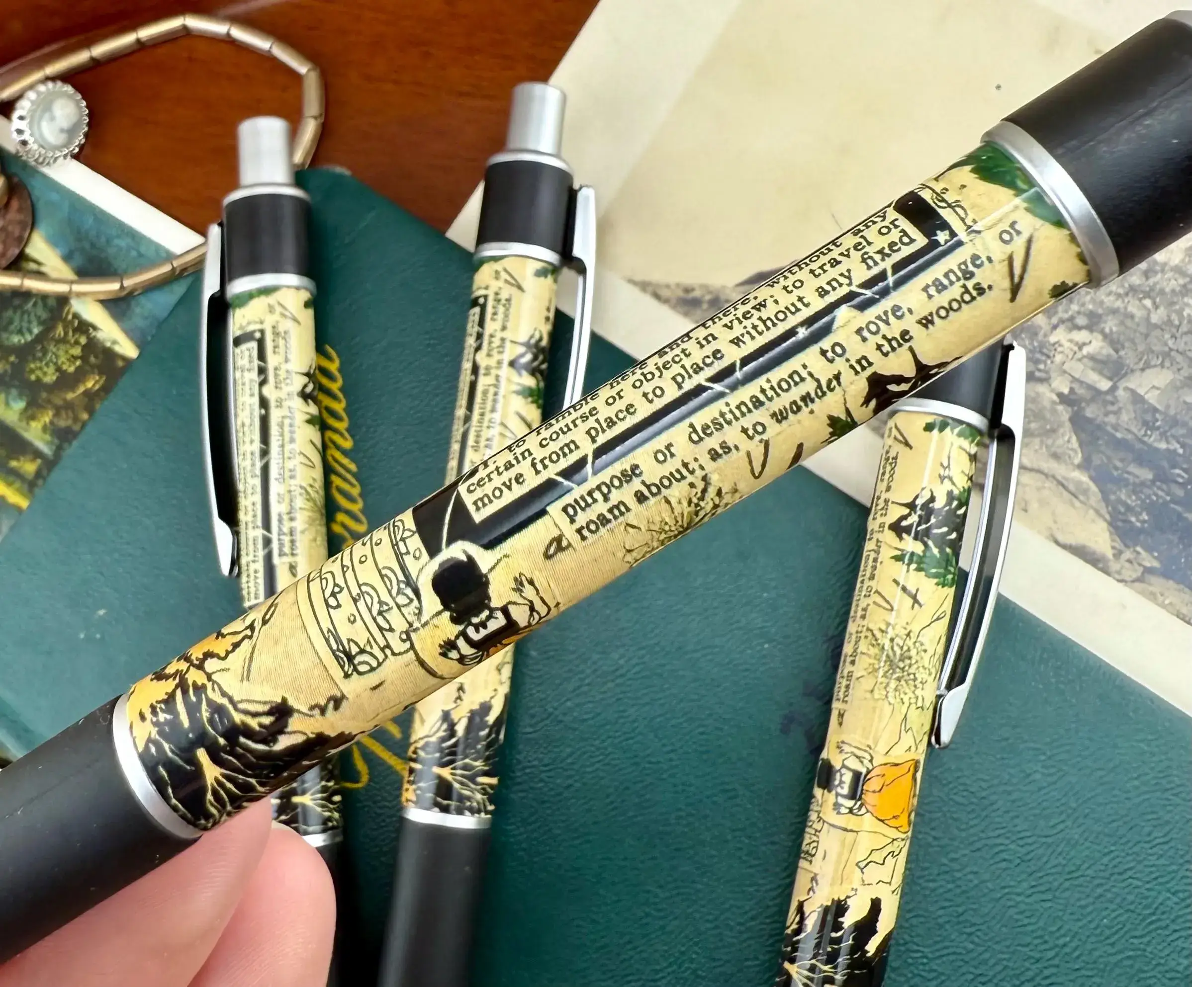 Corkscrew Curiosities - Vente Stylos - Art mural collage imprimé Wanderlust Pen5