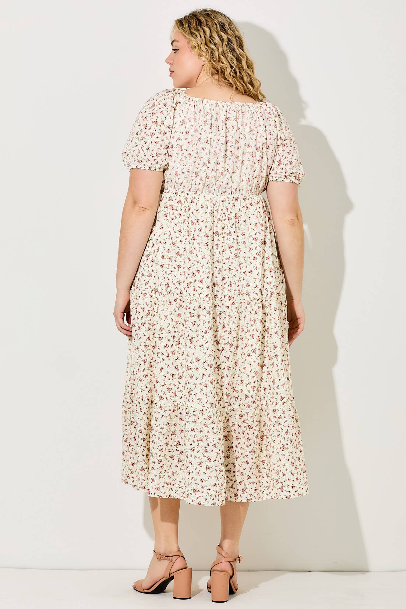 RODNA MULTI (PLUS SIZE) V-RINGAD BLÅMÖNSTRAD MAXIKLÄNNING för wholesale på Faire2