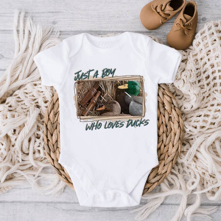 AvaryMaeInspirations – Großhandel Body (ohne Füße) – Baby – Nur ein Junge, der Entenjagd-Baby-Strampler liebt0