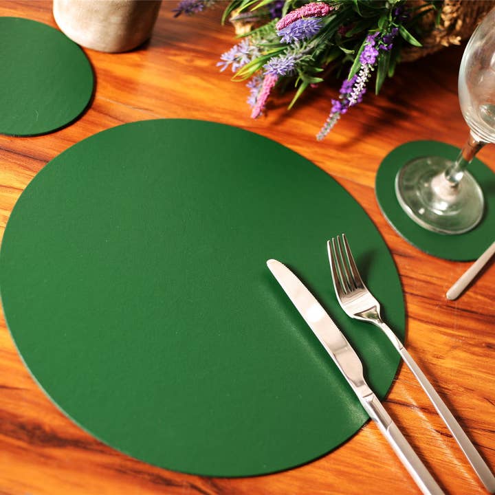 Lot de 6 planches en cuir rondes British Racing Green Elementary 1 pour la vente par The Dapper House