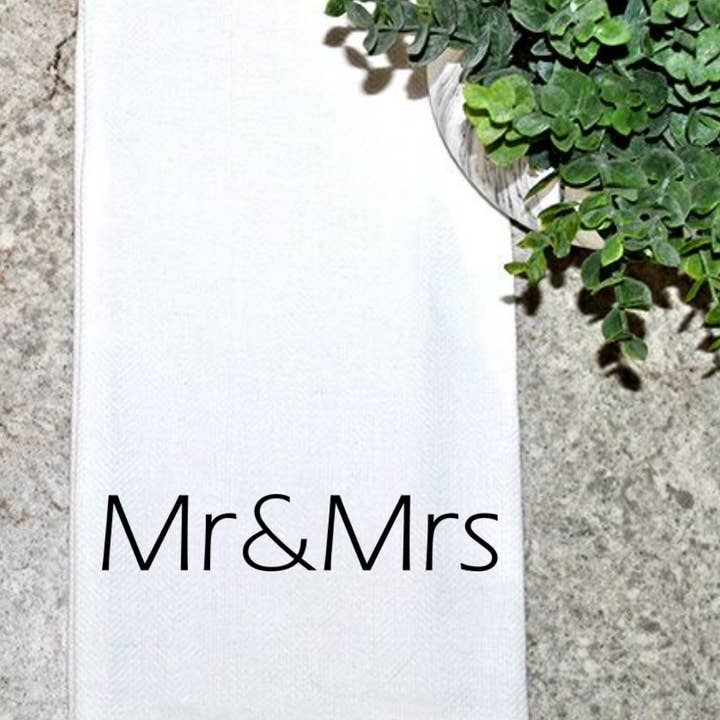 Mr & Mrs -Torchon 100 % coton blanc avec lettrage noir pour la vente par Geez Louise Goods