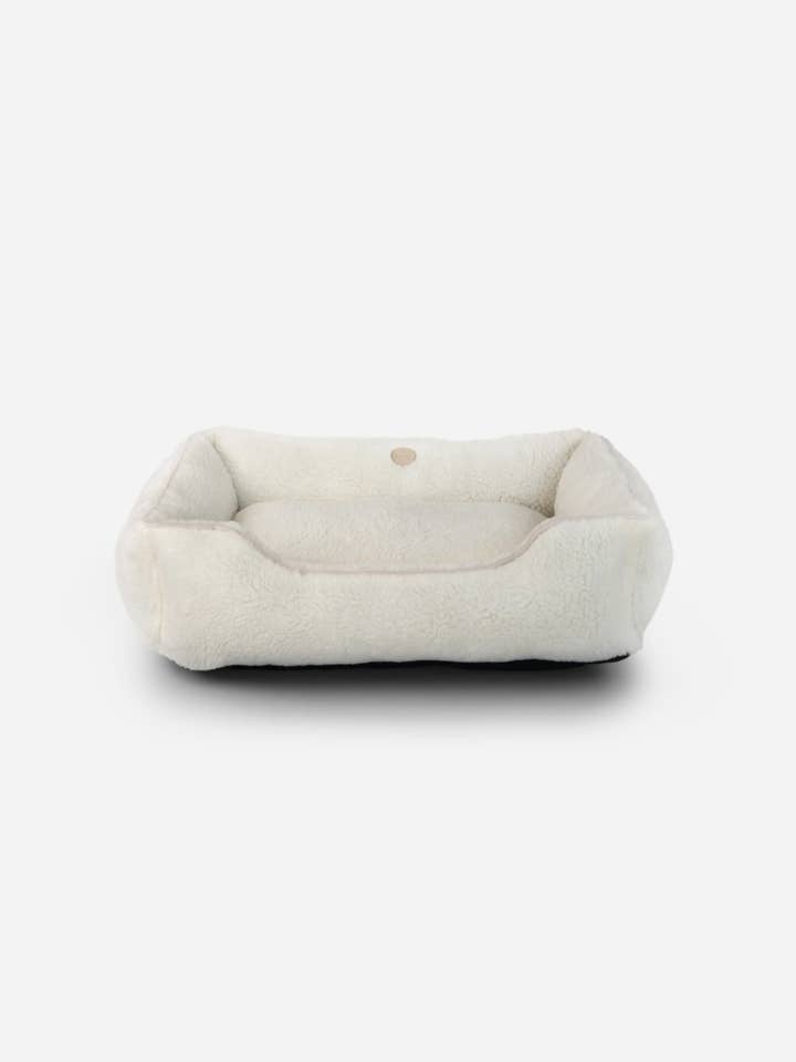 Lit pour chien dormeur en fourrure beige pour la vente par Chester & Lee