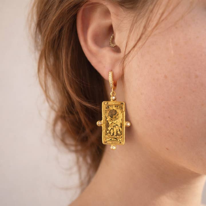 Strassade Creoler i Guldplätering – Talisman Tarot för wholesale av MARLAH