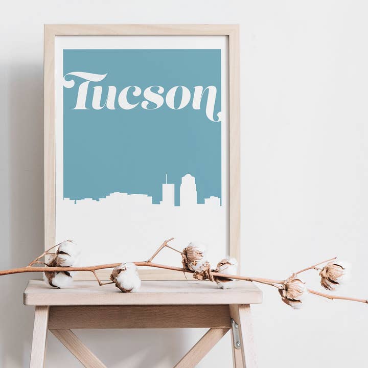 Impression artistique rétro de la ligne d'horizon de Tucson Arizona pour la vente par Paperfinch Design