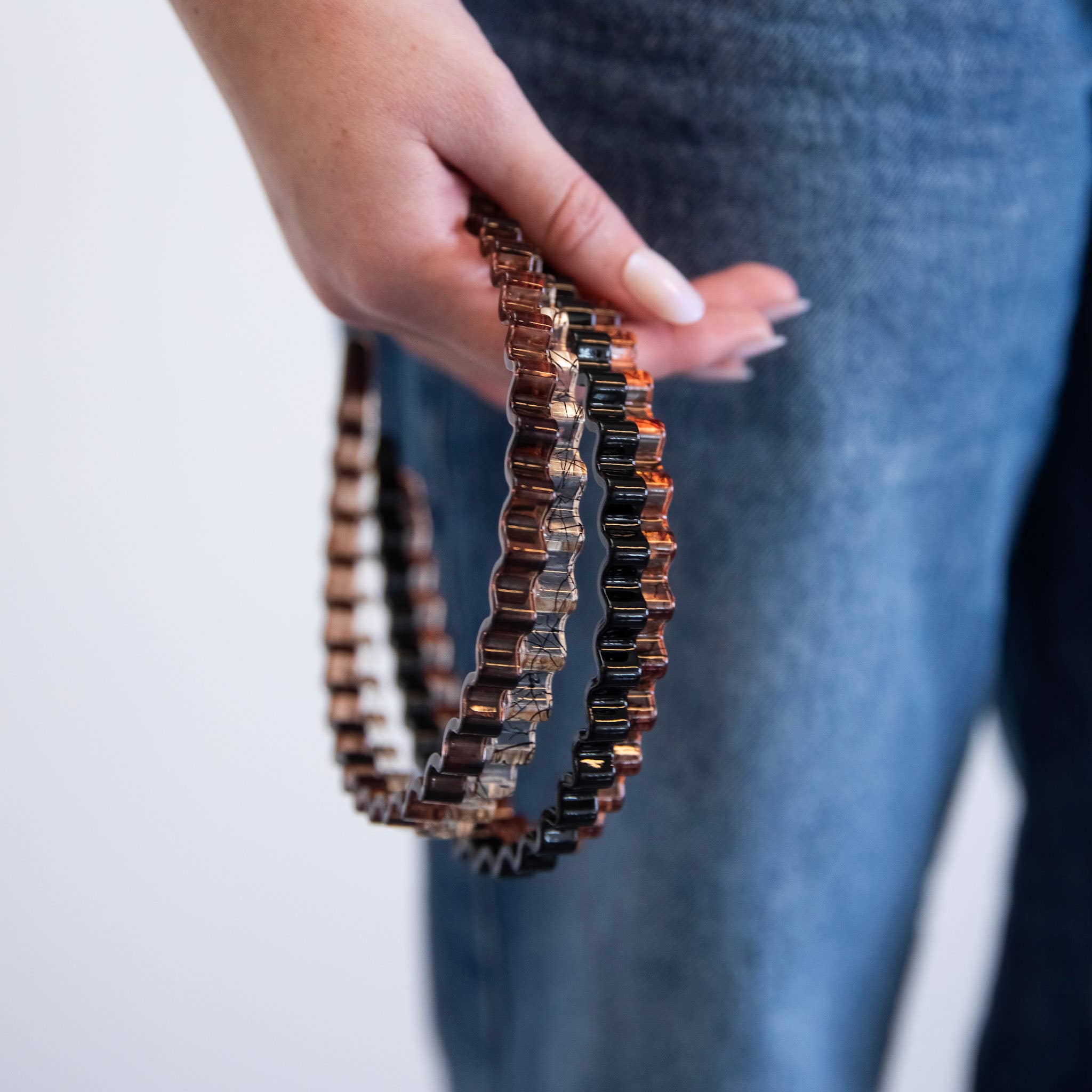 Headbands of Hope | One Purchased One Donated – Engroshandel Pandebånd - Dame – Tyndt bølget pandebånd sæt - sort + klar4