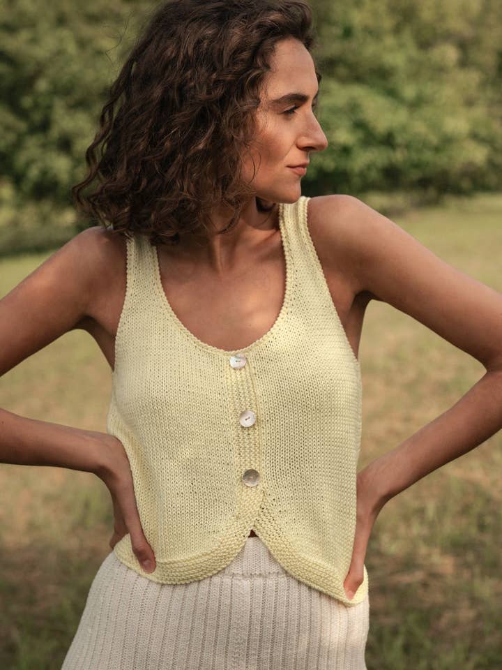 Vėdrynas: Buttergelbes Baumwoll-Top für den Großhandel von The Knotty Ones (US Duties Paid)