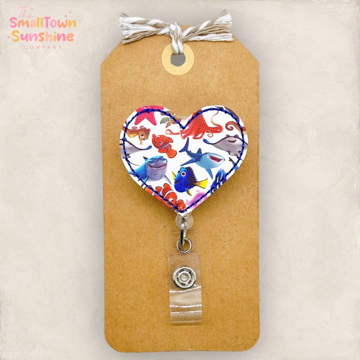 Continue de nager porte-badge cœur de poisson pour la vente par The SmallTownSunshine Company