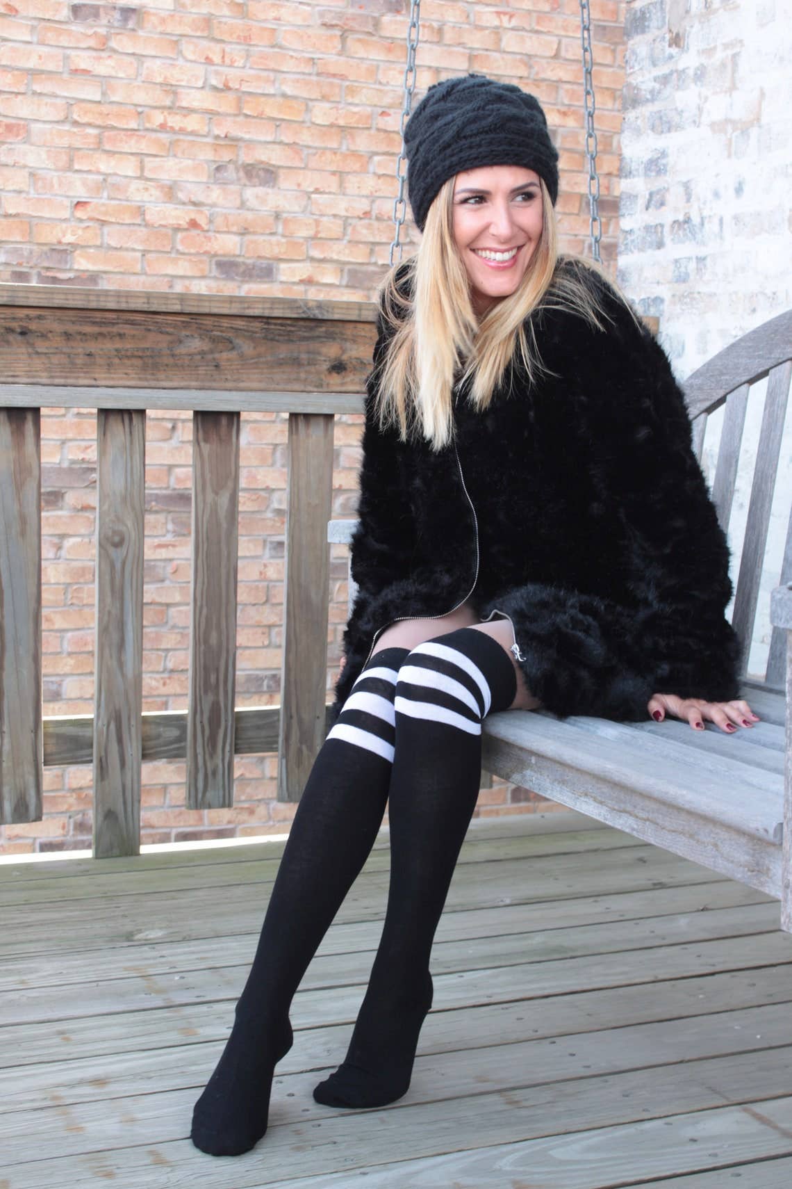 Malka Chic – Großhandel Socken – Damen – Schwarz-Weiß gestreifte lange Socken für Frauen1