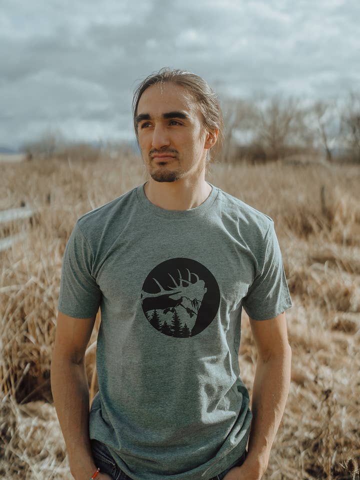 Bugling Bull Elk t-shirt voor volwassenen voor wholesale door Made of Mountains
