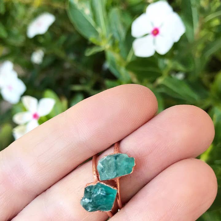 Buddha Blossom Jewels - Vendita all'ingrosso Anelli cocktail/statement - Anello impilabile in apatite grezza in rame5