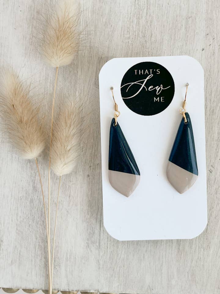 Pendientes colgantes Lyra, pendientes de arcilla hechos a mano, fabricados en Canadá para venta al por mayor de That's Sew Me