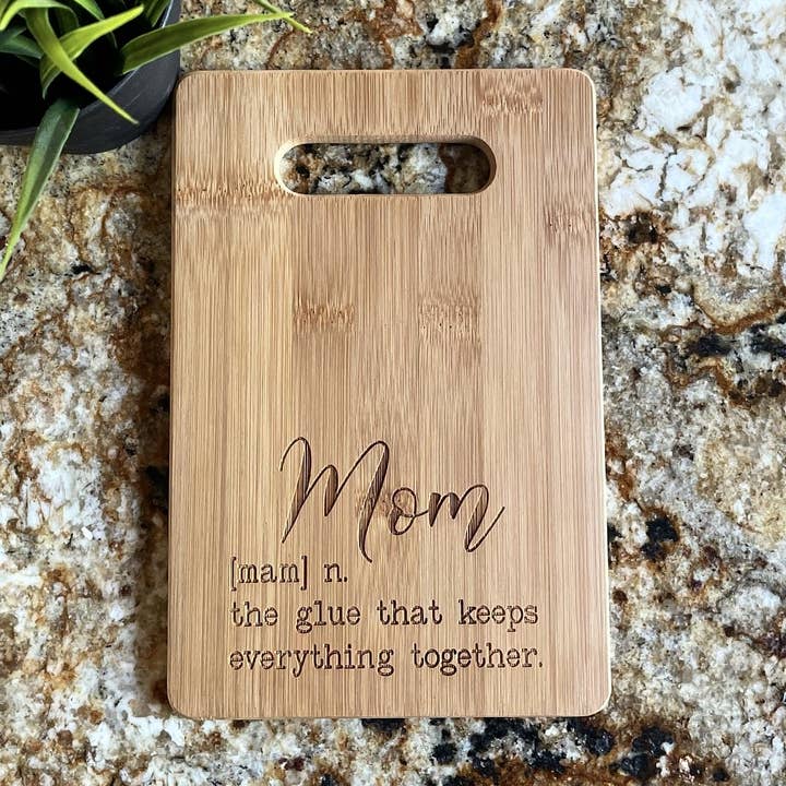 Planche à découper - Définition : Maman pour la vente par Ginger Squared