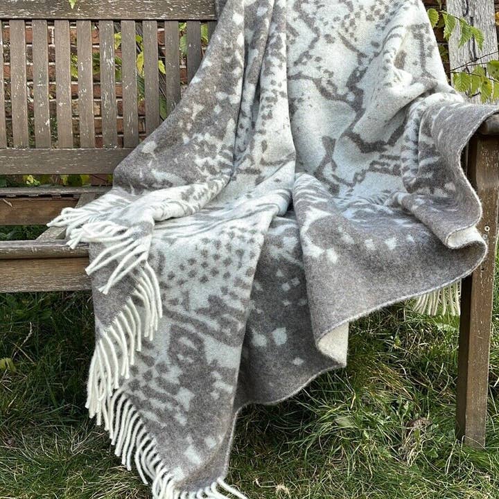 Plaid Jacquard "Snake" Python 130x180 cm 100% laine mérinos fine marron et autres tendances Résultats pour laine des pyrenees en vente B2B. Retours gratuits et paiement à 60 jours sur Faire sur Faire.