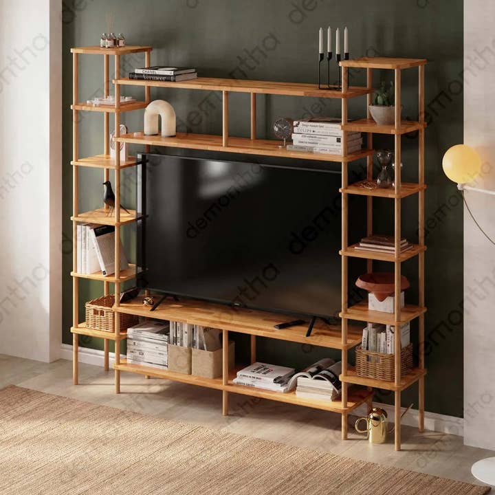 Ensemble mural TV en bois massif Hudson avec étagères et étagère supérieure pour la vente par Tomruque