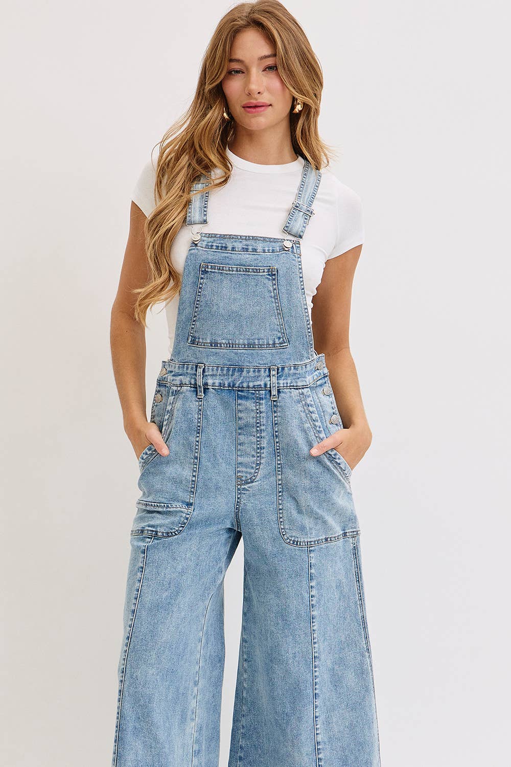 DENIMBLAUW DENIM OVERALL MET WIJDE PIJPEN voor groothandel op Faire21