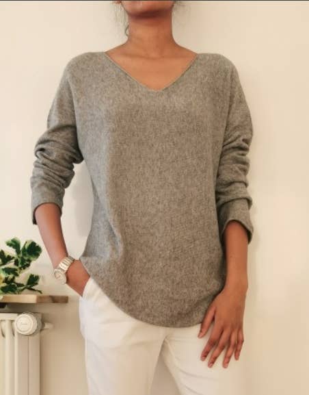 LOOWIE - Wholesale Knit Sweater - Women's - Z819 Italian One Size Taupe V-Neck Knit Soft Sweater LOOWIE