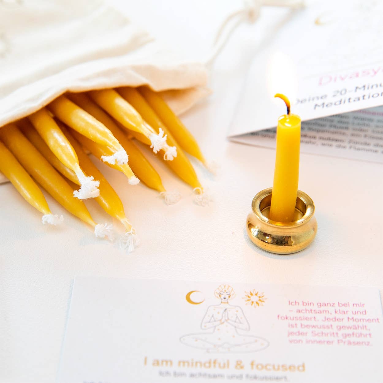 Divasya - Vendita all'ingrosso Attrezzatura per meditazione - Set regalo con candele da 20 minuti | affermazione « Sono consapevole e concentrato »3