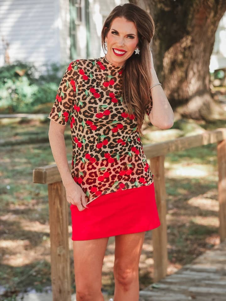 Haut en maille à manches courtes Kora - Cerises en folie pour la vente par Jess Lea