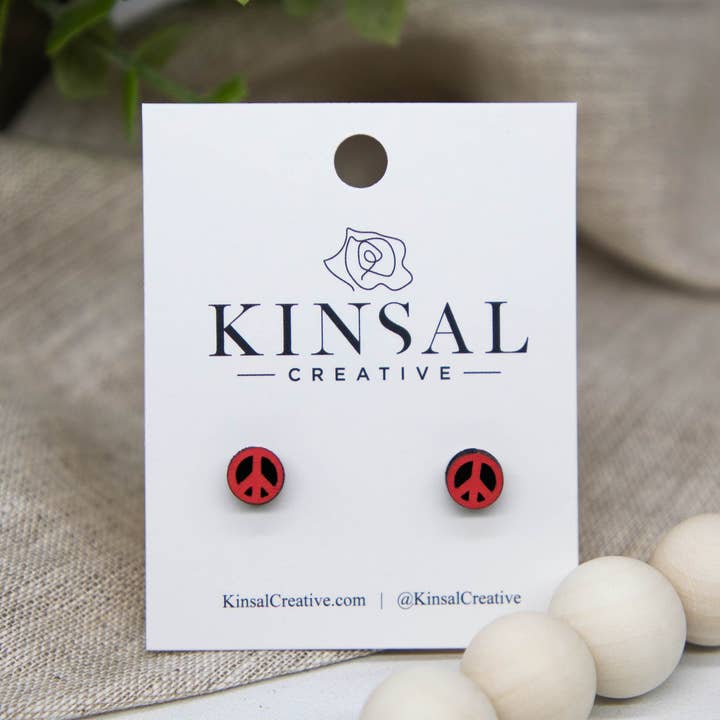 Kinsal Creative - Venta al por mayor Pendientes de botón/aretes de poste - Mini aretes de madera con signo de la paz patriótico