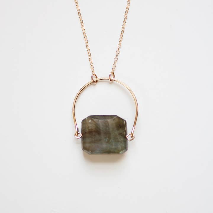 Collier labradorite facettée Arche pour la vente par Rare Bird Co. + Pauline Stanley Studio
