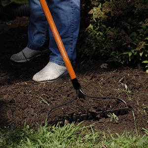 Ashman Online - Vente Outil de jardinage - Râteau à arc Ashman - Poignée robuste en fibre de verre de 56 pouces, équipée d'une poignée en caoutchouc pour une prise solide lors du travail - Résistant à la rouille2