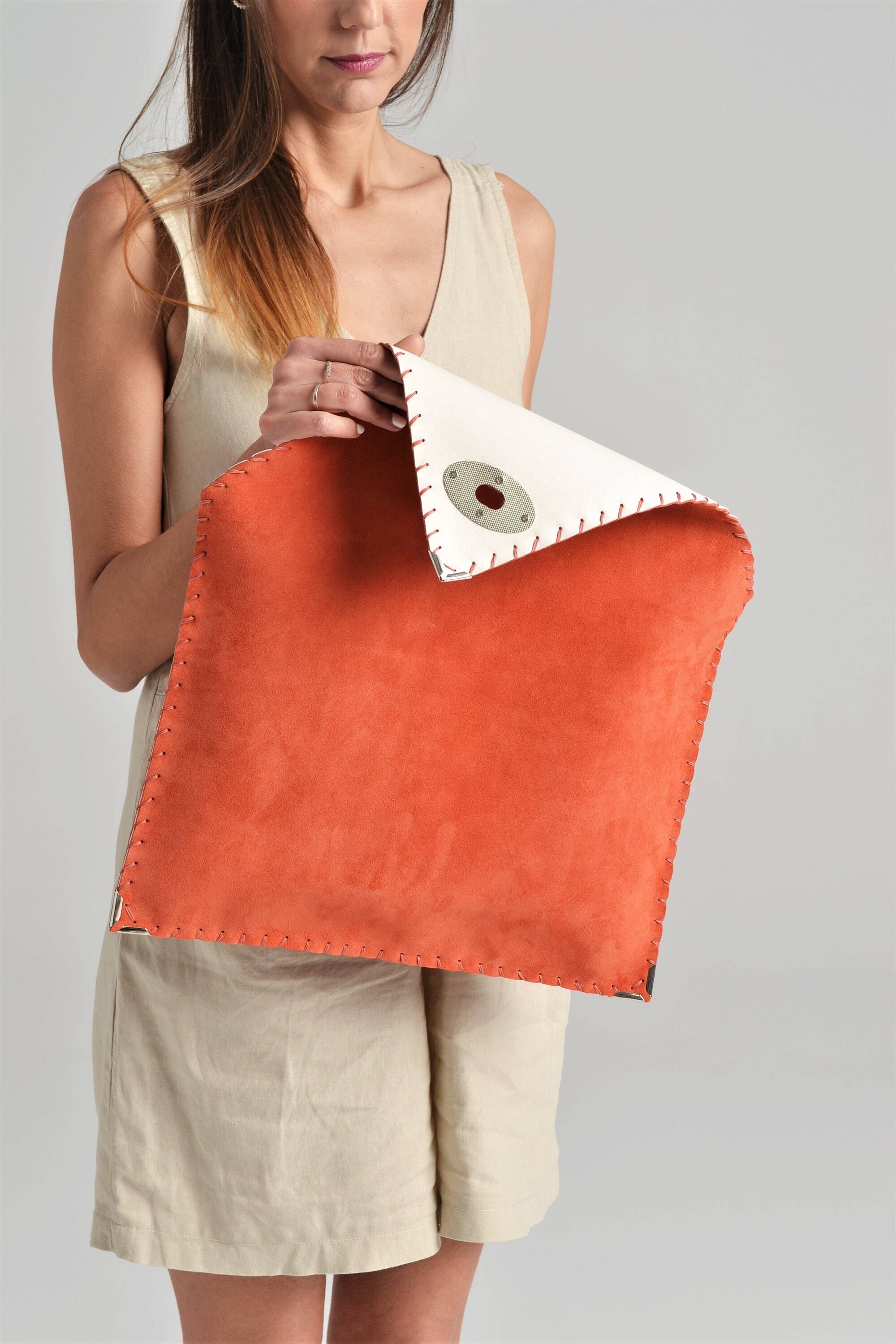 ANA KOUTSI – Großhandel Clutch – Damen – Symmetria Soft-Cluth in Koralle7