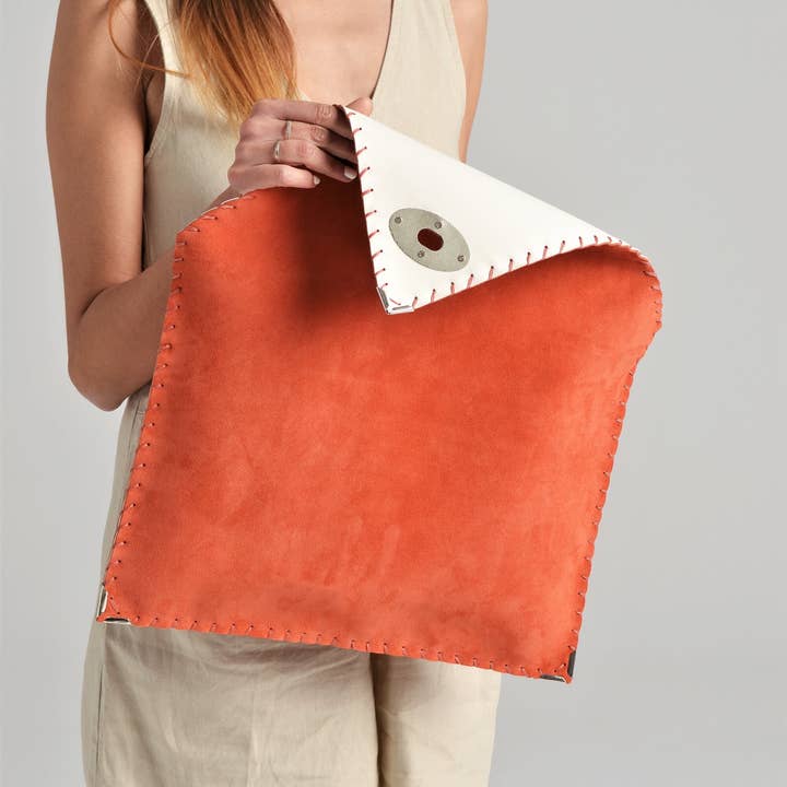 ANA KOUTSI – Großhandel Clutch – Damen – Symmetria Soft-Cluth in Koralle7