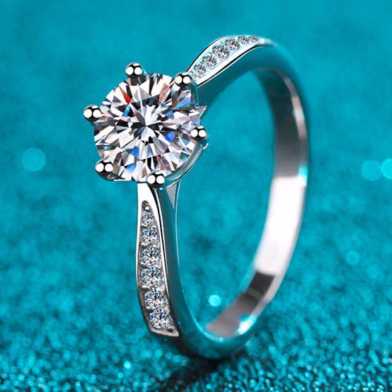 Anello di fidanzamento con moissanite a sei punte in argento sterling 925 per la vendita all'ingrosso da parte di Perimade & Co. LLC