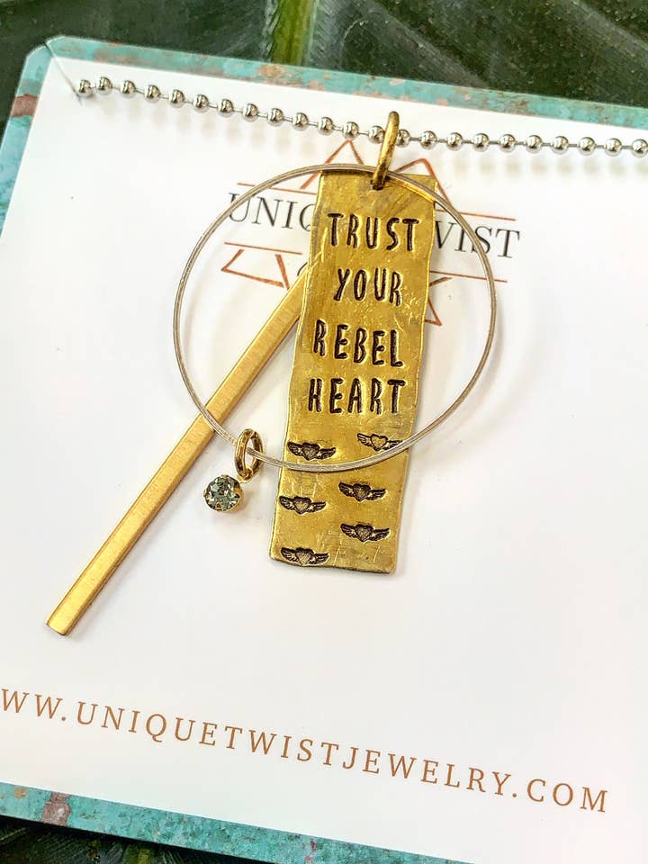 Trust Your Rebel Coeur Collier pour la vente par Unique Twist Jewelry