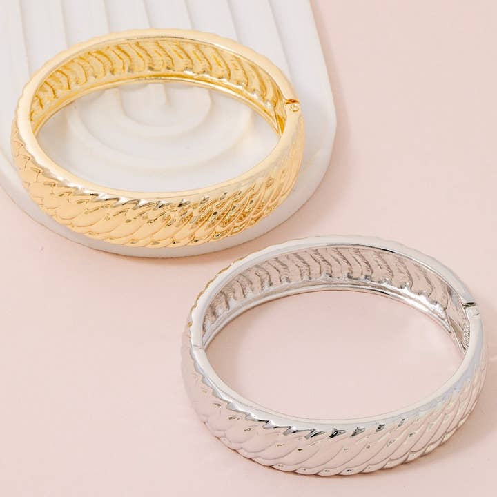 Bracelet jonc tressé côtelé en métal pour la vente par The Looks by Fame Accessories