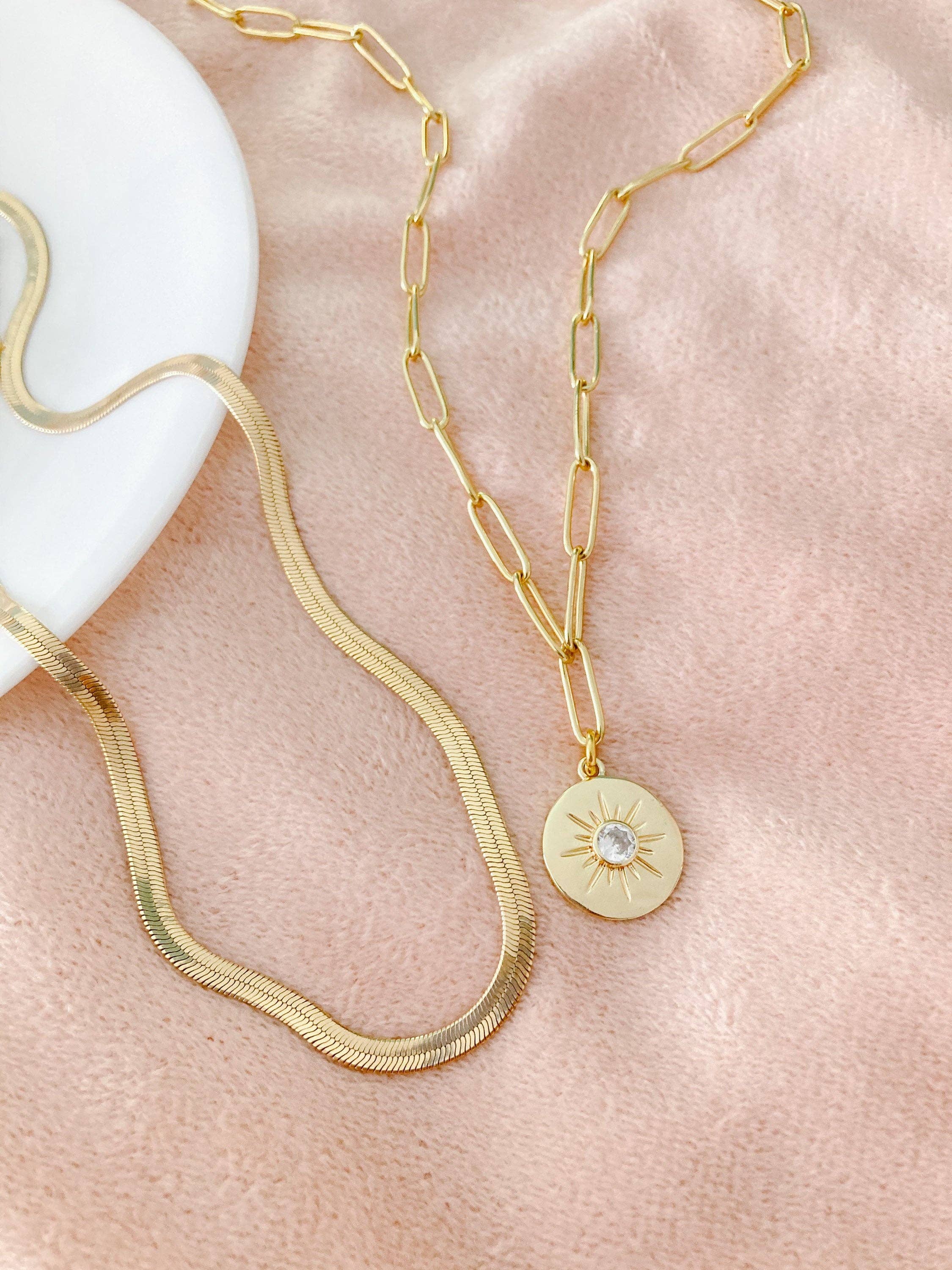 Amady Jewelry - Vente Colliers à pendentif - Collier en forme de soleil doré, trombone, chaîne en métal doré, médaillon6