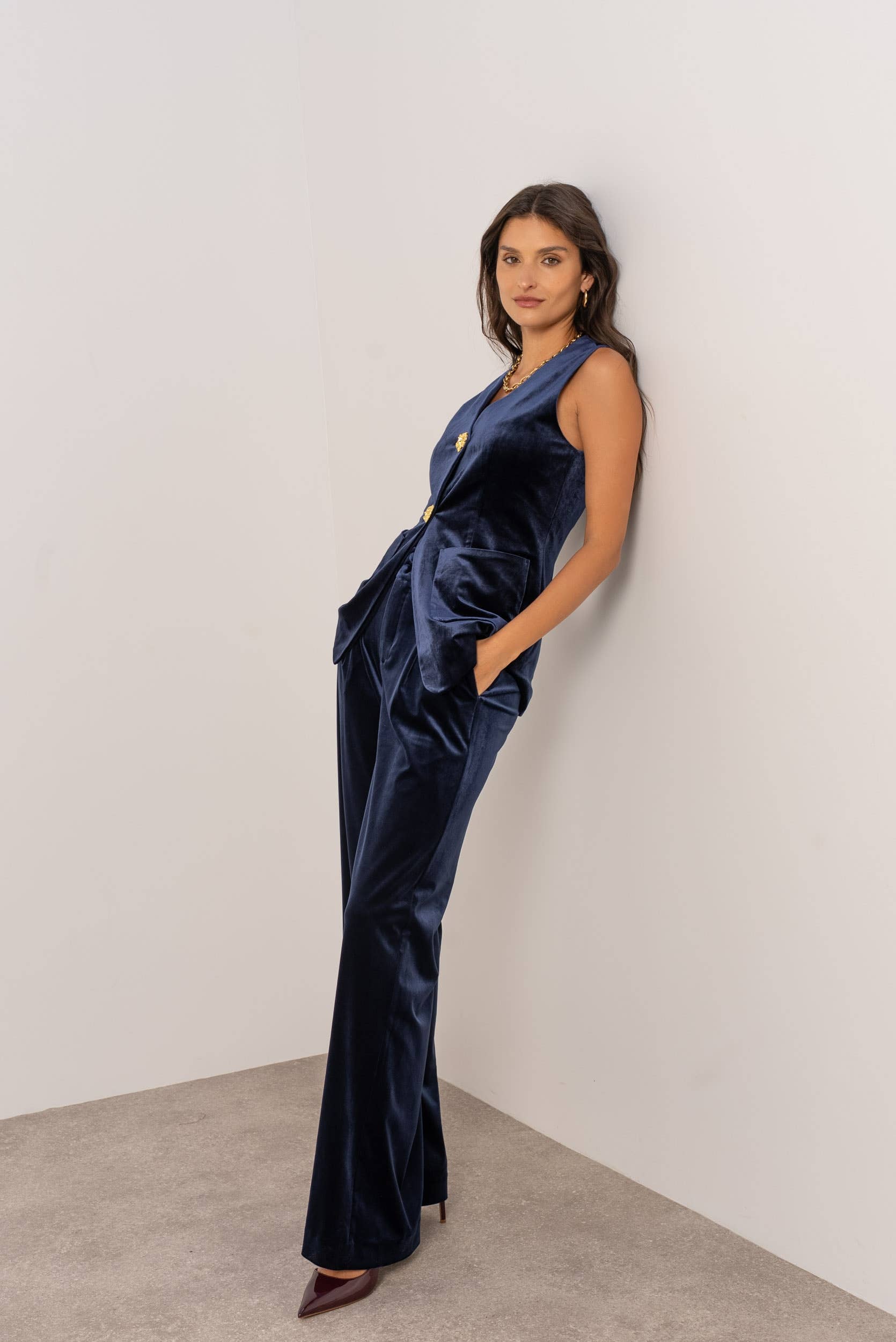 Attentif Paris – Engroshandel Habitvest – til kvinder – Lang velourvest med guldknapper14