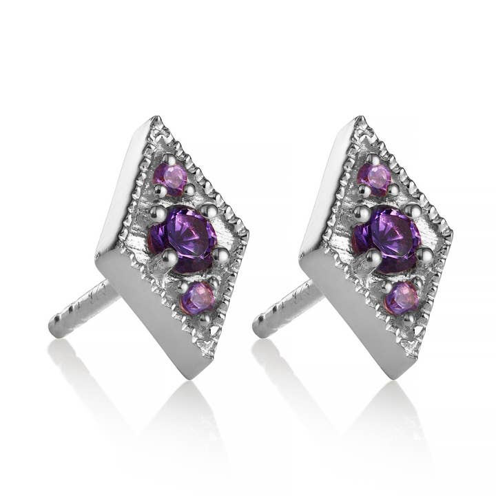 PUCES D'OREILLES AMÉTHYSTE EN FORME DE DIAMANT EN ARGENT STERLING pour la vente par Fool's Gold Jewellery