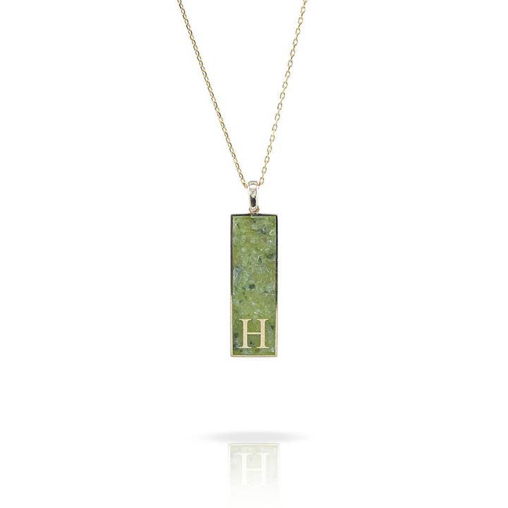 Collier initial en pierres précieuses verticales pour la vente par Anna Lou of London