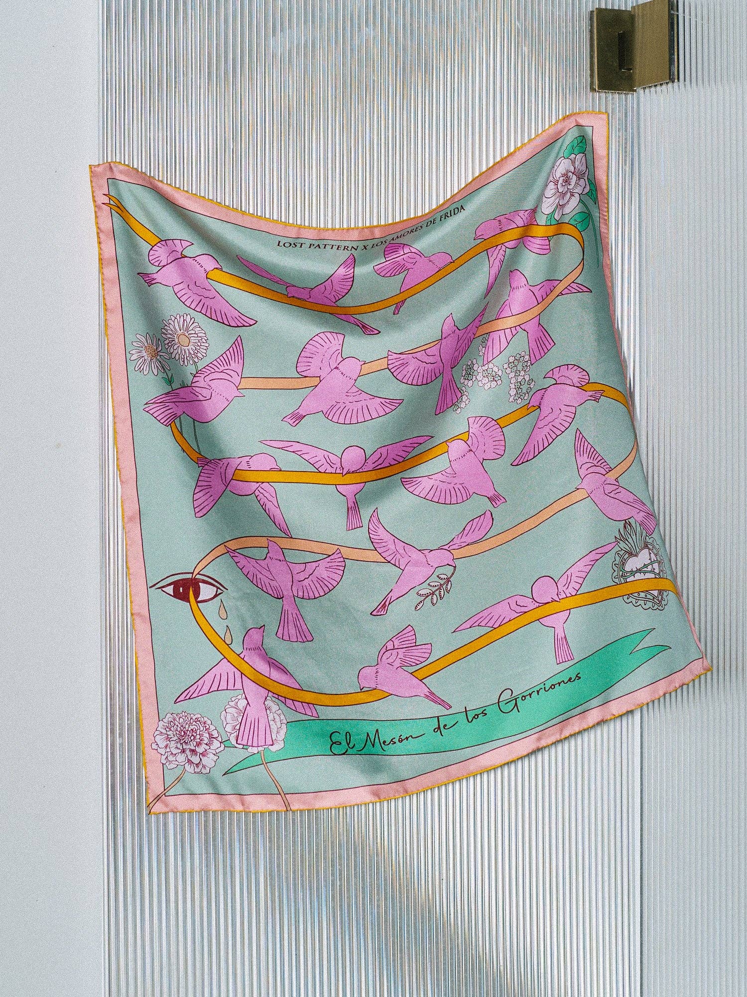 Rosa Foulard Bandana di Seta "House of Frida" FRIDA x LOST PATTERN - Rosa in vendita all'ingrosso su Faire6