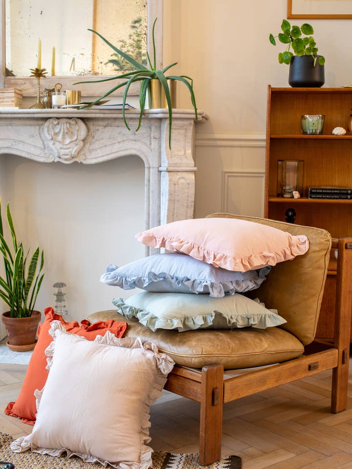 Sierkussen (gevuld) ABBY met ruches - 45x45 cm voor wholesale door Tiseco