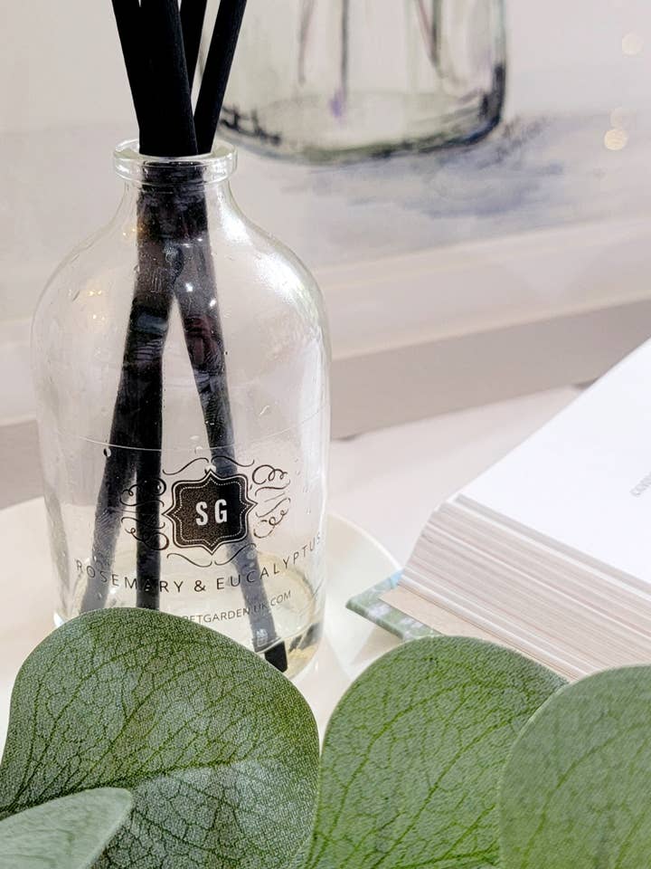 100 ml roter Diffusor mit Rosmarin und Eukalyptus für den Großhandel von Secret Garden