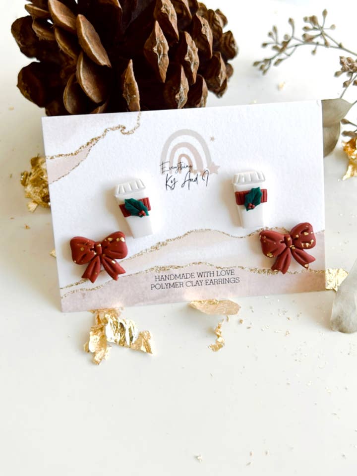 Winter Holly Kaffe og Golden Red Bow Studs for engroshandel hos Everything Ky and I