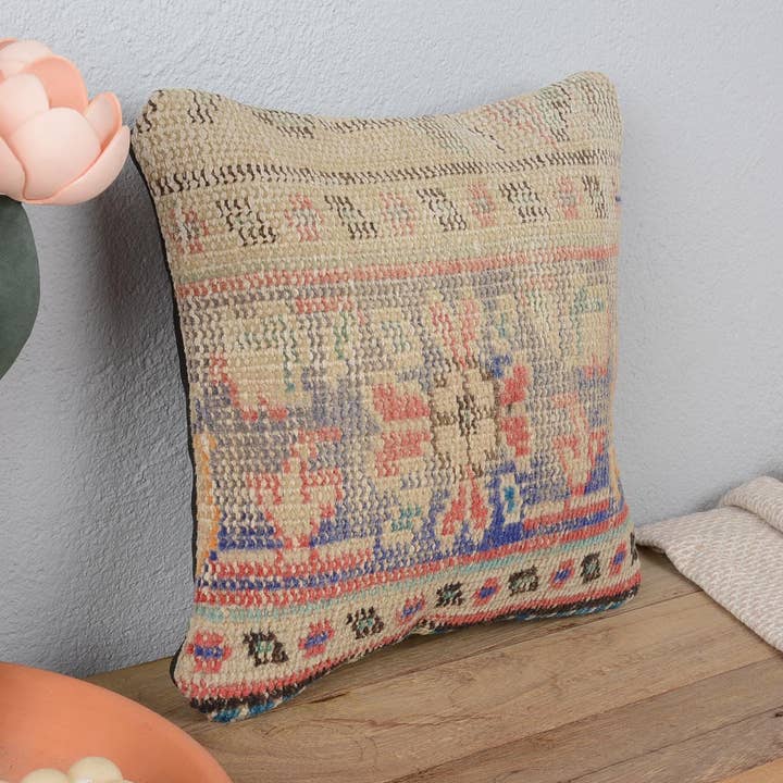 Coussin Vintage Noué à la Main par un Designer de Décoration d'Intérieur pour la vente par Kilim Pillow Decors
