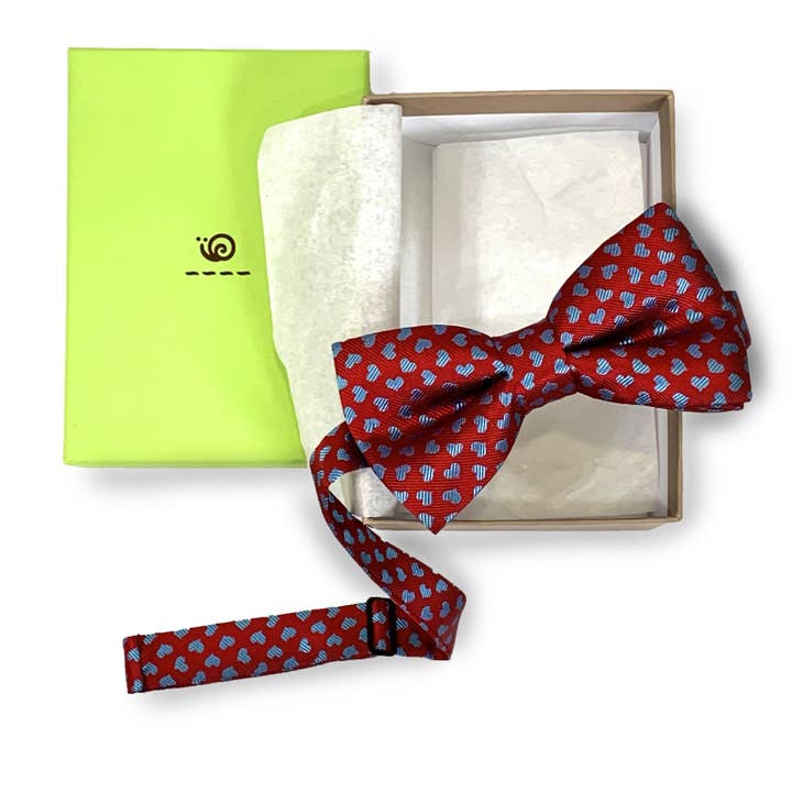 C.C.&Co.Srl – Gravata - Homem por atacado – GRAVATA BORBOLETA DE SEDA VERMELHA COM DESIGN DE PEQUENOS CORAÇÕES. BACALHAU 117