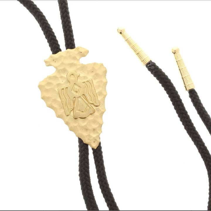 HHH Designs - Vente Colliers à pendentif - pointe de flèche martelée, aztèque au milieu, bolo, cordon noir0