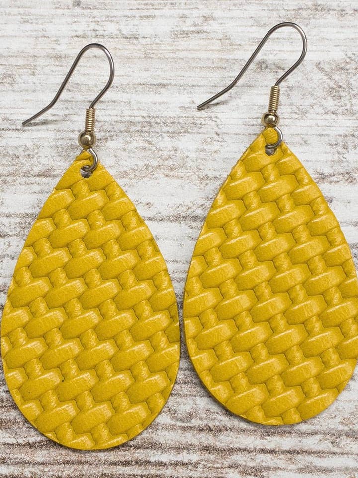 Boucle d'oreille en cuir tressé moutarde pour la vente par Cre8tv Qn