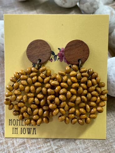 Orecchini a bottone rotondi con perline scure per la vendita all'ingrosso da parte di Nina’s Attic