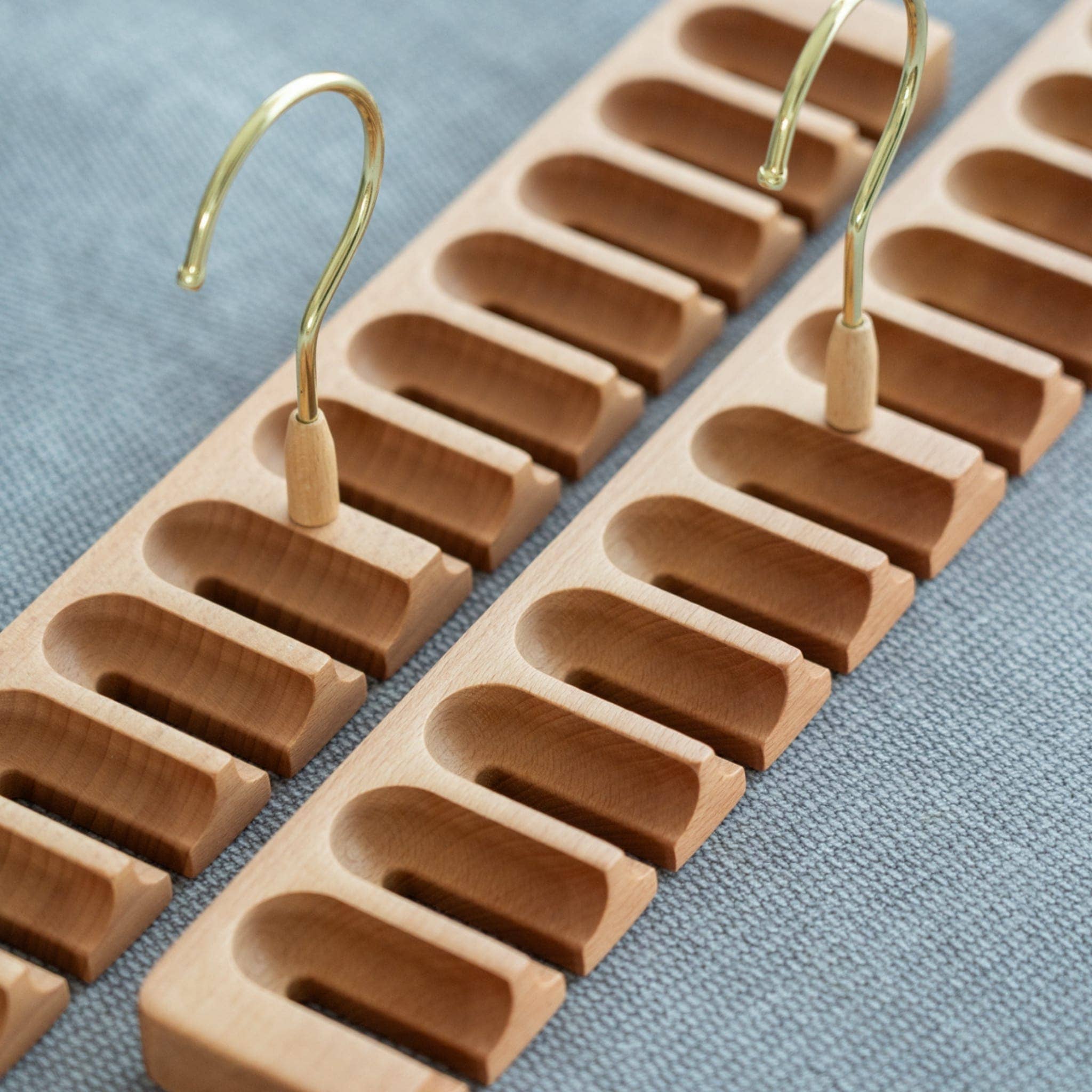 La Vie Photo - Wholesale Purse Hook/Hanger - Women's - Natural Beechwood Belt Rack – Minimal 12-Slot Accessory Hang8