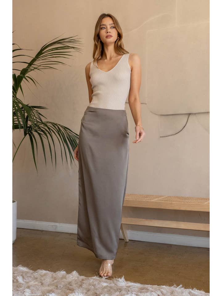 The Workshop Studio - Wholesale Knit Top - Women's - V NECK SLEEVELESS RIBBED TANK TOP